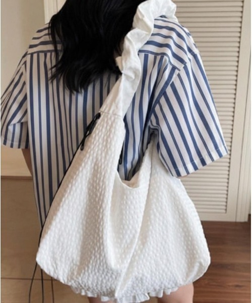 lulufa(ルルファ)の「ギャザーハンドルアソートビッグショルダーバッグ(ショルダーバッグ・レディース・ブラック/オフホワイト・FREE)」の3枚目の写真