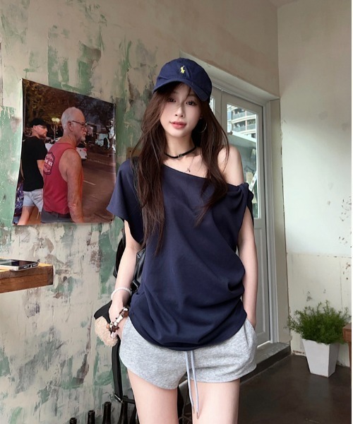 NoBelle（ノベル）の「オフショルワンショルダー半袖Tシャツ（シャツ/ブラウス・レディース・グレー/ネイビー/ホワイト/ブラック・L/M）」の4枚目の写真