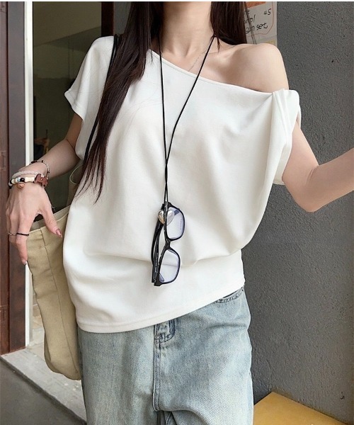 NoBelle（ノベル）の「オフショルワンショルダー半袖Tシャツ（シャツ/ブラウス・レディース・グレー/ネイビー/ホワイト/ブラック・L/M）」の2枚目の写真
