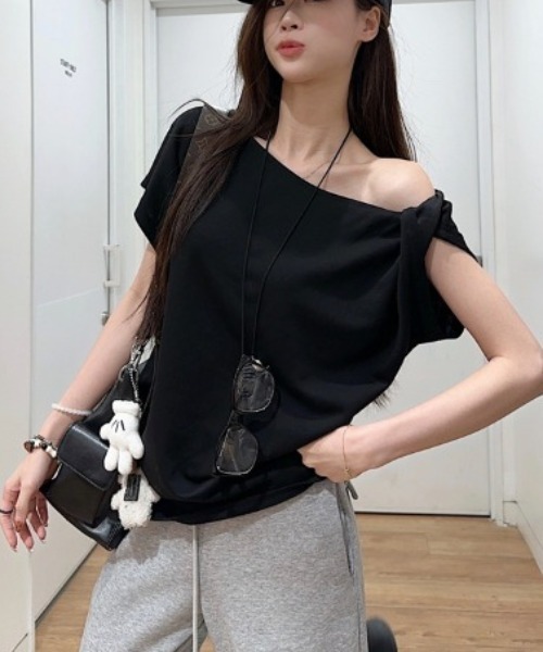 NoBelle（ノベル）の「オフショルワンショルダー半袖Tシャツ（シャツ/ブラウス・レディース・グレー/ネイビー/ホワイト/ブラック・L/M）」の3枚目の写真
