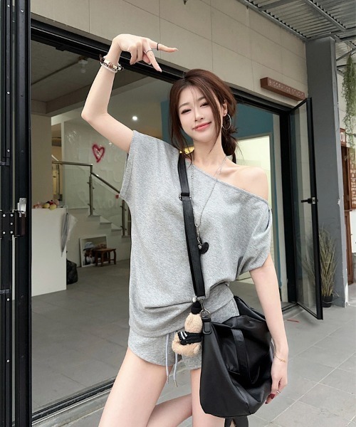 NoBelle（ノベル）の「オフショルワンショルダー半袖Tシャツ（シャツ/ブラウス・レディース・グレー/ネイビー/ホワイト/ブラック・L/M）」の9枚目の写真