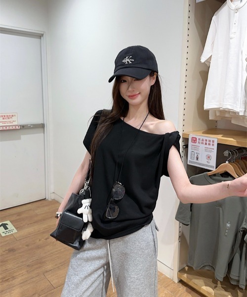NoBelle（ノベル）の「オフショルワンショルダー半袖Tシャツ（シャツ/ブラウス・レディース・グレー/ネイビー/ホワイト/ブラック・L/M）」の21枚目の写真