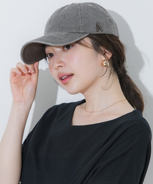 coca(coca)(コカ)の「メタルチャーム付きキャップ(キャップ・レディース・ブラック/グレー・ONE SIZE)」の2枚目の写真