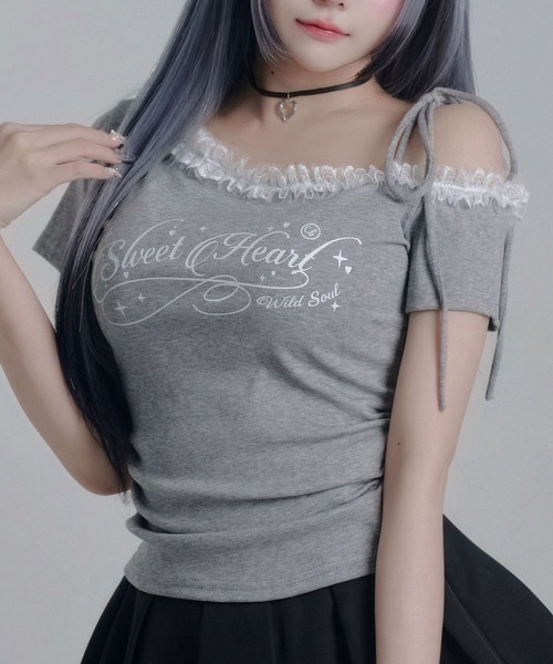 Diable baiser（ディアブルベーゼ）の「Y2Kバレエコア襟レース オフショルダー ロゴTシャツ / アシンメトリー（Tシャツ/カットソー・レディース・ベビーピンク/グレー・FREE）」の2枚目の写真