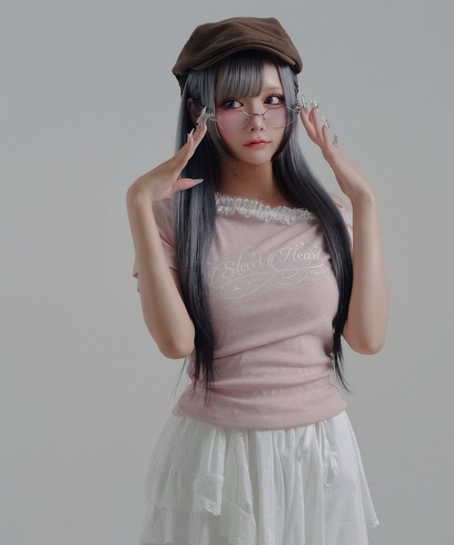 Diable baiser（ディアブルベーゼ）の「Y2Kバレエコア襟レース オフショルダー ロゴTシャツ / アシンメトリー（Tシャツ/カットソー・レディース・ベビーピンク/グレー・FREE）」の3枚目の写真