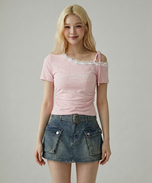 Diable baiser（ディアブルベーゼ）の「Y2Kバレエコア襟レース オフショルダー ロゴTシャツ / アシンメトリー（Tシャツ/カットソー・レディース・ベビーピンク/グレー・FREE）」の7枚目の写真
