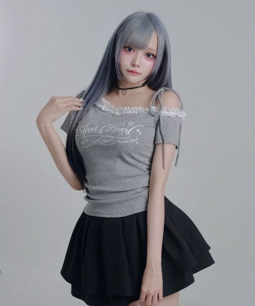 Diable baiser（ディアブルベーゼ）の「Y2Kバレエコア襟レース オフショルダー ロゴTシャツ / アシンメトリー（Tシャツ/カットソー・レディース・ベビーピンク/グレー・FREE）」の8枚目の写真