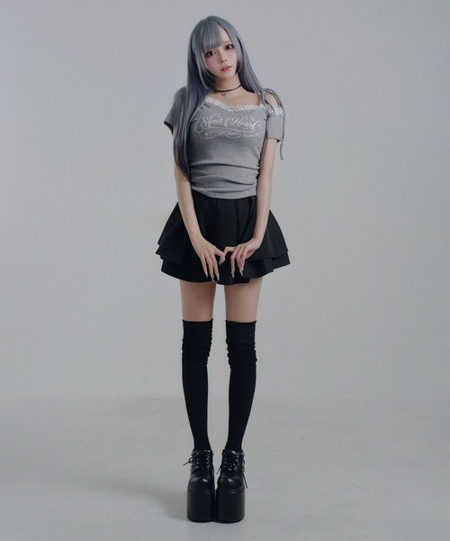 Diable baiser（ディアブルベーゼ）の「Y2Kバレエコア襟レース オフショルダー ロゴTシャツ / アシンメトリー（Tシャツ/カットソー・レディース・ベビーピンク/グレー・FREE）」の9枚目の写真