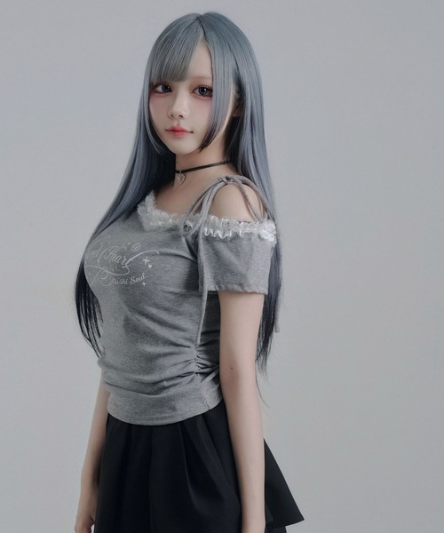 Diable baiser（ディアブルベーゼ）の「Y2Kバレエコア襟レース オフショルダー ロゴTシャツ / アシンメトリー（Tシャツ/カットソー・レディース・ベビーピンク/グレー・FREE）」の11枚目の写真