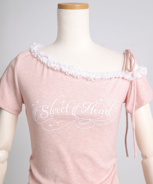 Diable baiser（ディアブルベーゼ）の「Y2Kバレエコア襟レース オフショルダー ロゴTシャツ / アシンメトリー（Tシャツ/カットソー・レディース・ベビーピンク/グレー・FREE）」の17枚目の写真
