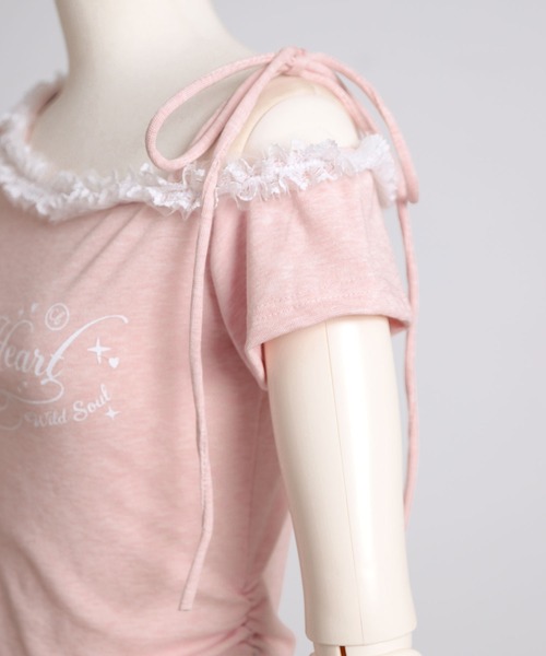 Diable baiser（ディアブルベーゼ）の「Y2Kバレエコア襟レース オフショルダー ロゴTシャツ / アシンメトリー（Tシャツ/カットソー・レディース・ベビーピンク/グレー・FREE）」の19枚目の写真