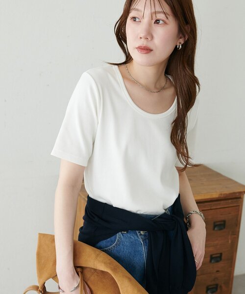 DISCOAT(ディスコート)の「リブUネックTシャツ(Tシャツ/カットソー・レディース・ネイビー/イエロー/チャコールグレー/オフホワイト/サックスブルー/グレー系その他/ブラック/ブラウン/ピンク/ホワイト系その他/レッド・FREE)」の2枚目の写真