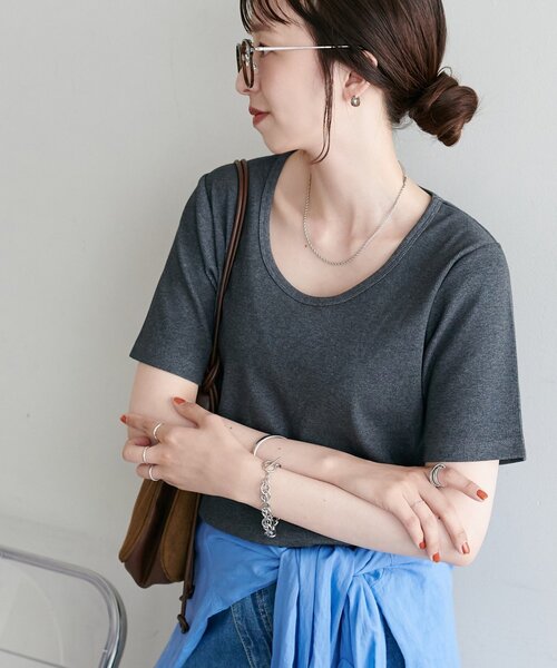 DISCOAT(ディスコート)の「リブUネックTシャツ(Tシャツ/カットソー・レディース・ネイビー/イエロー/チャコールグレー/オフホワイト/サックスブルー/グレー系その他/ブラック/ブラウン/ピンク/ホワイト系その他/レッド・FREE)」の5枚目の写真