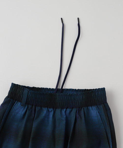 WHITE MOUNTAINEERING(ホワイトマウンテニアリング)の「White Mountaineering(ホワイトマウンテニアリング) OMBRE CHECK 2TUCK PANTS(スラックス・メンズ・ネイビー・2/1)」の3枚目の写真