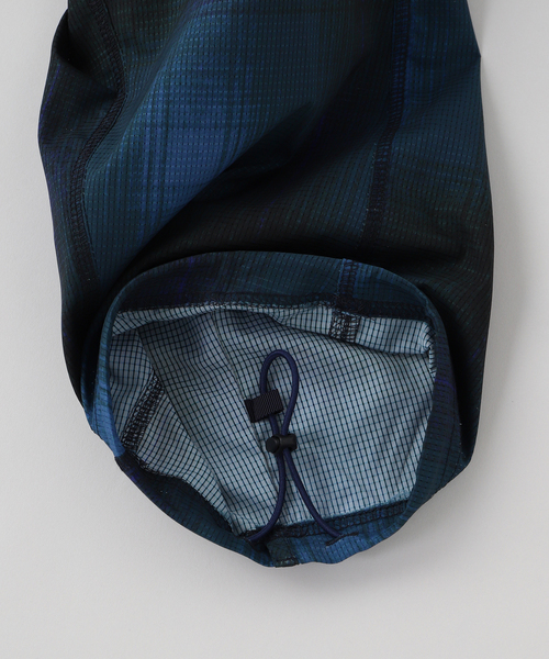 WHITE MOUNTAINEERING(ホワイトマウンテニアリング)の「White Mountaineering(ホワイトマウンテニアリング) OMBRE CHECK 2TUCK PANTS(スラックス・メンズ・ネイビー・2/1)」の4枚目の写真