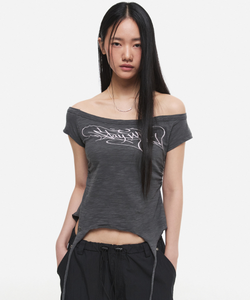 DNSR(ディーエヌエスアール)の「(W) レタリングオフショルダー ハーフスリーブ チャコール(Tシャツ/カットソー・レディース・その他・OS)」の1枚目の写真