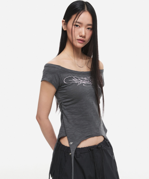 DNSR(ディーエヌエスアール)の「(W) レタリングオフショルダー ハーフスリーブ チャコール(Tシャツ/カットソー・レディース・その他・OS)」の2枚目の写真