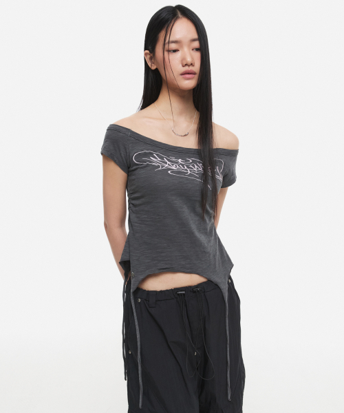 DNSR(ディーエヌエスアール)の「(W) レタリングオフショルダー ハーフスリーブ チャコール(Tシャツ/カットソー・レディース・その他・OS)」の3枚目の写真