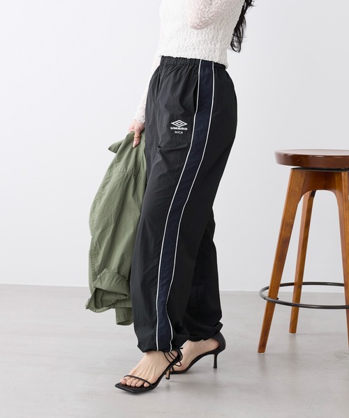 UMBRO(アンブロ)の「【UMBRO×MICA&DEAL】配色ナイロントラックパンツ(その他パンツ・レディース・ブラック/ベージュ・36)」の6枚目の写真