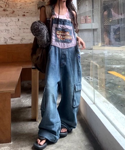 SHEENA(シーナ)の「刺繍ロゴポケットデニムカーゴオーバーオール(サロペット/オーバーオール・レディース・ブルー・M)」の5枚目の写真