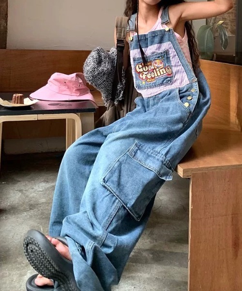 SHEENA(シーナ)の「刺繍ロゴポケットデニムカーゴオーバーオール(サロペット/オーバーオール・レディース・ブルー・M)」の8枚目の写真