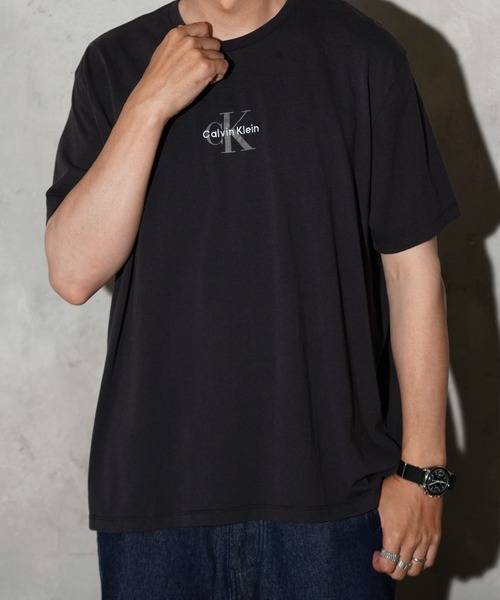 Calvin Klein（カルバン・クライン）の「Calvin Klein / カルバンクライン PRINTED LOGO TEE OZONE WASHED ユーズド加工 ロゴTシャツ（Tシャツ/カットソー・メンズ・ブラック系その他2/ブラック系その他3/ブラック系その他/その他2/その他1/ブラック・SMALL/MEDIUM/LARGE/X-LARGE）」の5枚目の写真