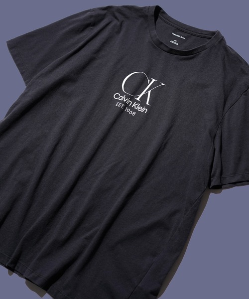 Calvin Klein（カルバン・クライン）の「Calvin Klein / カルバンクライン PRINTED LOGO TEE OZONE WASHED ユーズド加工 ロゴTシャツ（Tシャツ/カットソー・メンズ・ブラック系その他2/ブラック系その他3/ブラック系その他/その他2/その他1/ブラック・SMALL/MEDIUM/LARGE/X-LARGE）」の20枚目の写真