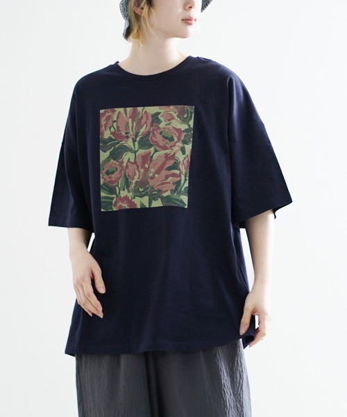 e-zakkamania stores(イーザッカマニアストアーズ)の「ヴィンテージ風 フラワーアートプリント ビッグTシャツ(Tシャツ/カットソー・レディース・ネイビー/オフホワイト/グレイッシュベージュ・フリー)」の1枚目の写真