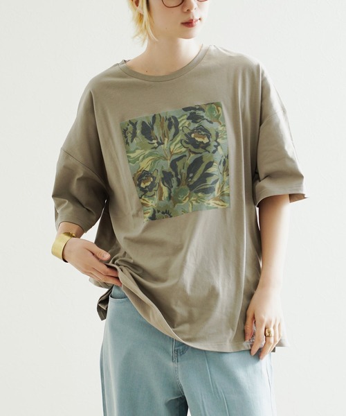 e-zakkamania stores(イーザッカマニアストアーズ)の「ヴィンテージ風 フラワーアートプリント ビッグTシャツ(Tシャツ/カットソー・レディース・ネイビー/オフホワイト/グレイッシュベージュ・フリー)」の3枚目の写真