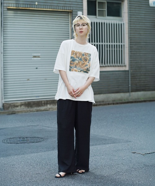 e-zakkamania stores(イーザッカマニアストアーズ)の「ヴィンテージ風 フラワーアートプリント ビッグTシャツ(Tシャツ/カットソー・レディース・ネイビー/オフホワイト/グレイッシュベージュ・フリー)」の9枚目の写真
