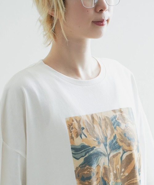 e-zakkamania stores(イーザッカマニアストアーズ)の「ヴィンテージ風 フラワーアートプリント ビッグTシャツ(Tシャツ/カットソー・レディース・ネイビー/オフホワイト/グレイッシュベージュ・フリー)」の5枚目の写真