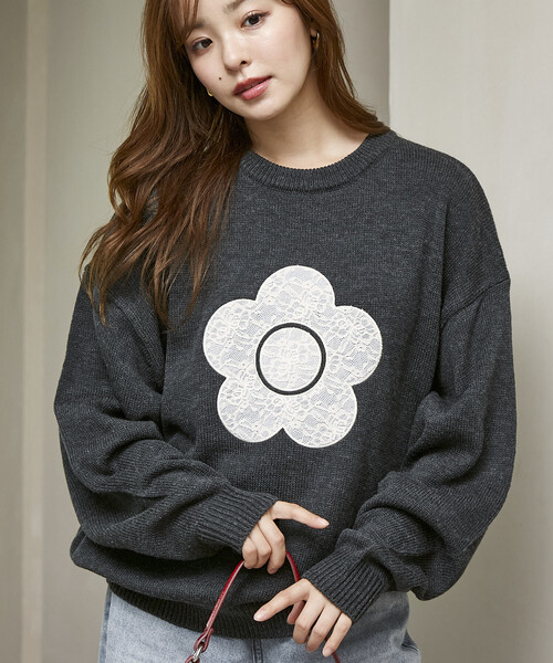 MARY QUANT(マリークワント)の「MARY QUANT × PUBLUX/マリークワント 別注 レース 異素材 ドッキング デイジー ニット 限定展開(ニット/セーター・レディース・グレー/チャコールグレー/ネイビー/オフホワイト・フリ-)」の2枚目の写真