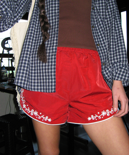 CENTAUR.KR(セントール)の「FLOWER NEEDLEWORK NYLON SHORTS_RED(その他パンツ・レディース・その他・FREE)」の4枚目の写真