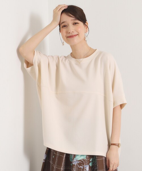 ITS'DEMO(イッツデモ)の「ふくれジャカードドルマントップス(Tシャツ/カットソー・レディース・アイボリー/ナチュラル/ブラック・00)」の1枚目の写真