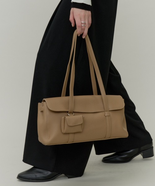 Plumel(プルメル)の「Eco Leather Long Handle Bag with Pouch / ミニポーチ付きロングハンドルレザーバッグ(ショルダーバッグ・レディース・ベージュ/ブラック・FREE)」の2枚目の写真