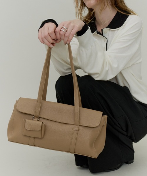 Plumel(プルメル)の「Eco Leather Long Handle Bag with Pouch / ミニポーチ付きロングハンドルレザーバッグ(ショルダーバッグ・レディース・ベージュ/ブラック・FREE)」の3枚目の写真