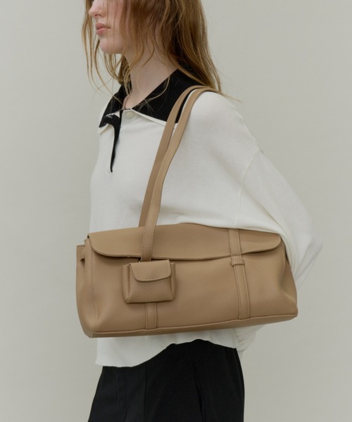 Plumel(プルメル)の「Eco Leather Long Handle Bag with Pouch / ミニポーチ付きロングハンドルレザーバッグ(ショルダーバッグ・レディース・ベージュ/ブラック・FREE)」の6枚目の写真