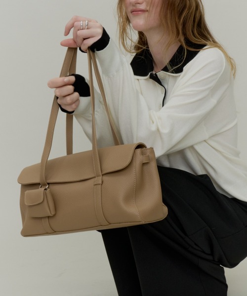 Plumel(プルメル)の「Eco Leather Long Handle Bag with Pouch / ミニポーチ付きロングハンドルレザーバッグ(ショルダーバッグ・レディース・ベージュ/ブラック・FREE)」の4枚目の写真