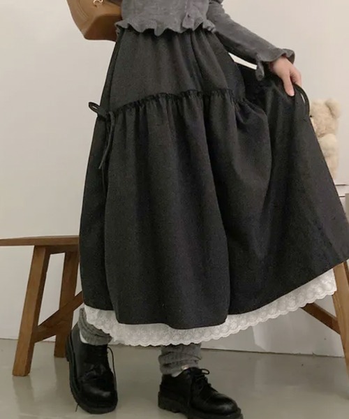 Emilie(エミリー)の「サイドリボン レースレイヤードロングスカート(スカート・レディース・ネイビー/クリーム/チャコールグレー/ブラック・FREE)」の3枚目の写真
