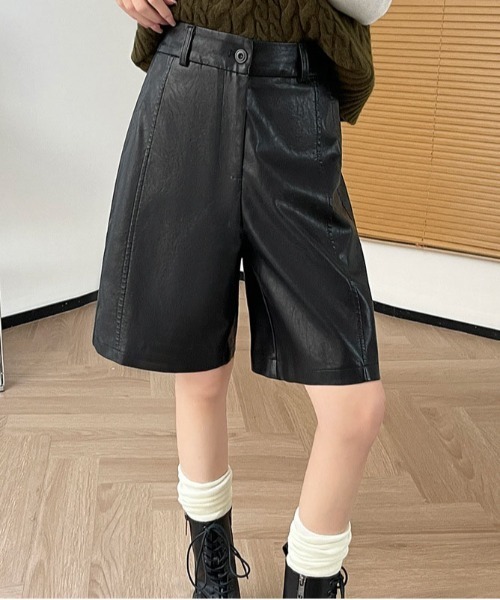＆soiree（アンドソワレ）の「センター切り替えフェイクレザーハーフパンツ（その他パンツ・レディース・ブラック/ブラウン・SMALL/MEDIUM/LARGE/X-LARGE）」の3枚目の写真