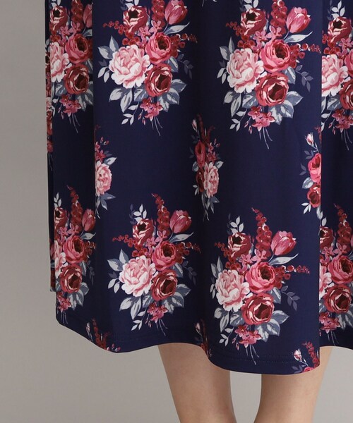 LAURA ASHLEY(ローラアシュレイ)の「【ジャージ素材/洗える/同柄アイテムあり】チスウィック柄スカート(スカート・レディース・ネイビー系・38/40)」の2枚目の写真
