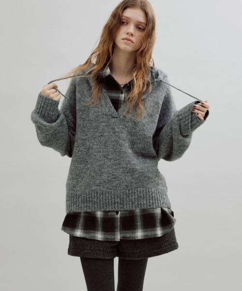 ANF.MUU(アンフムー)の「Vネックフーディニットプルオーバー(ニット/セーター・レディース・チャコールグレー/ブラウン/レッド・FREE)」の6枚目の写真