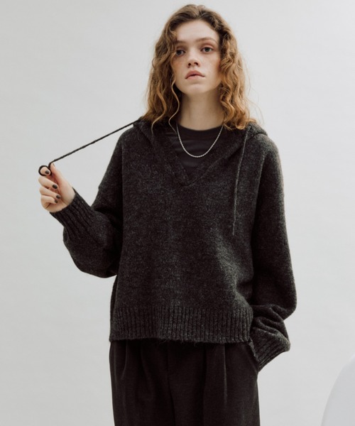 ANF.MUU(アンフムー)の「Vネックフーディニットプルオーバー(ニット/セーター・レディース・チャコールグレー/ブラウン/レッド・FREE)」の22枚目の写真
