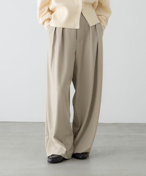 LOWRYS FARM(ローリーズファーム)の「TRビジューカーブパンツ 1077969(その他パンツ・レディース・グレー/ベージュ・MEDIUM/LARGE)」の2枚目の写真