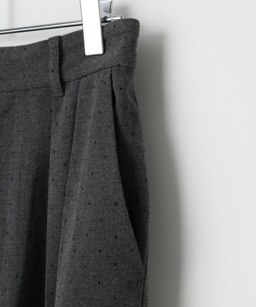 LOWRYS FARM(ローリーズファーム)の「TRビジューカーブパンツ 1077969(その他パンツ・レディース・グレー/ベージュ・MEDIUM/LARGE)」の9枚目の写真