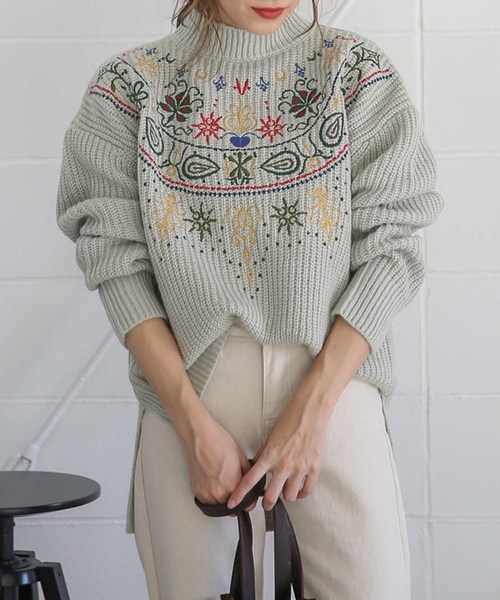select MOCA(セレクトモカ)の「【2018A/W】リブプチハイネックカラー刺繍ざっくり編みサイドスリット後ろ長めイレギュラーヘム長袖ニット(ニット/セーター)」|グレー