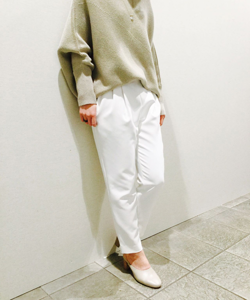 un dix cors（アンディコール）の「ダブルクロスイージーパンツ（スラックス・レディース・ライトベージュ/ホワイト/ライトグレー/ネイビー・38/36）」の2枚目の写真