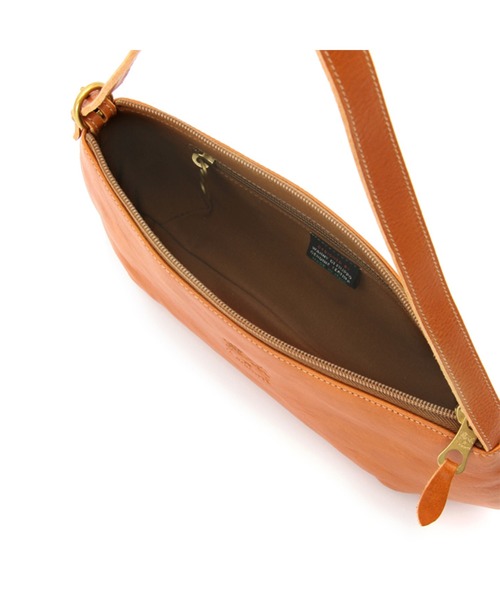 IL BISONTE(イルビゾンテ)の「IL BISONTE / ORIGINAL LEATHER / ショルダーバッグ(ショルダーバッグ・レディース・ブラック/ホワイト/ダークブラウン/レッド/オリーブ/ライトブラウン/ナチュラル/グリーン/オレンジ/レンガ/ネイビー/グレー・FREE)」の18枚目の写真
