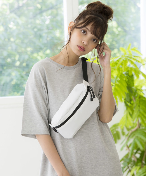 WEGO（ウィゴー）の「WEGO/ボックスウエストバッグ（ボディバッグ/ウエストポーチ・メンズ・ベージュ/ホワイト/ブラック/グレー系その他/ブルー系その他・FREE）」の2枚目の写真