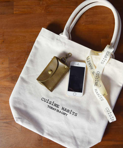CUISINE HABITS（クイジーヌハビッツ）の「VERTICAL COTTON TOTE / コットントート（トートバッグ・レディース・ホワイト/ブラック/グレー/グレイッシュベージュ/ホワイト×ブラック・フリー）」の2枚目の写真